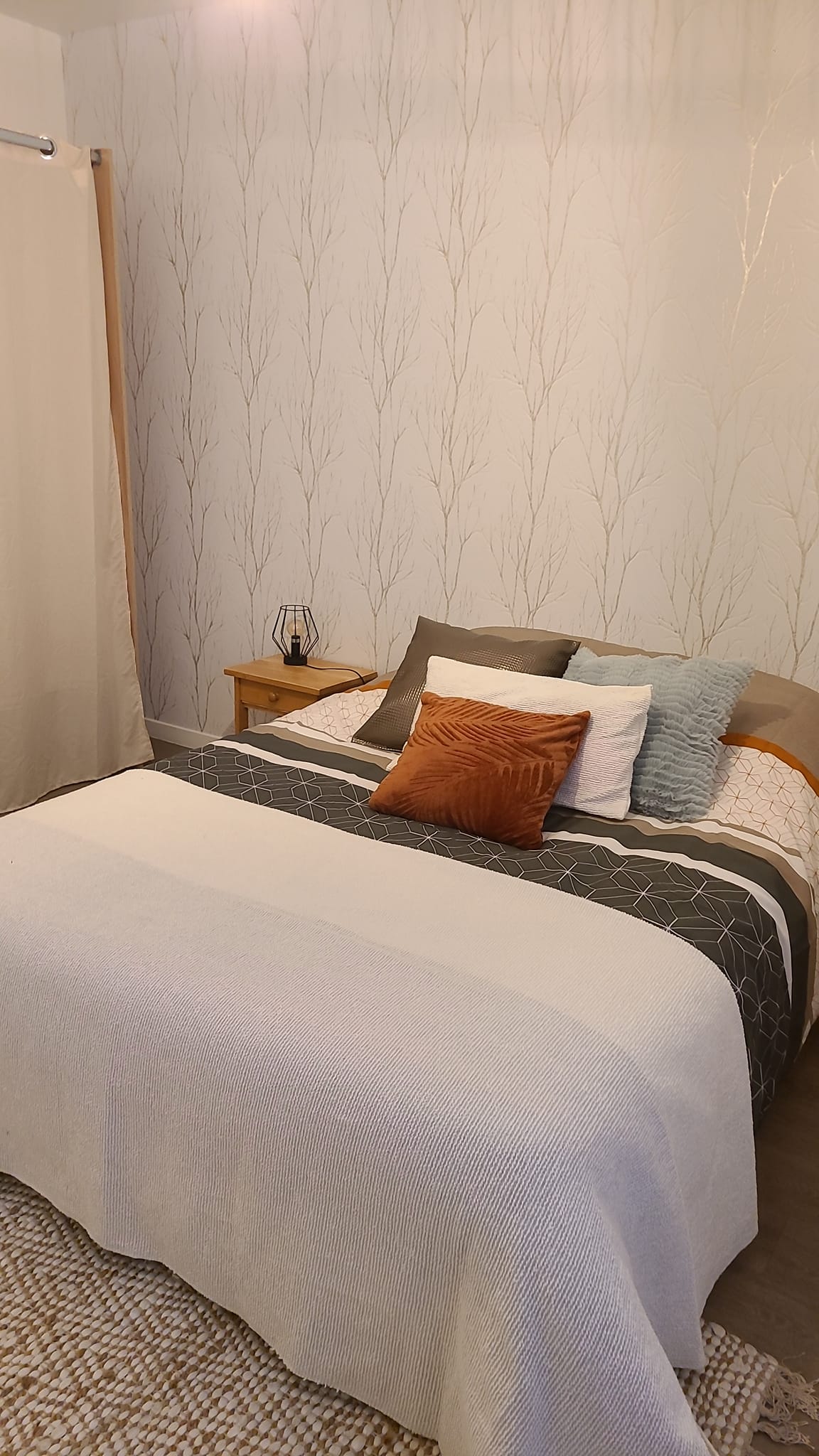 ตู้เสื้อผ้า 1 ตู้พร้อมไม้แขวนเสื้อ + เตารีด 
ที่เก็บของที่ 2 พร้อมโต๊ะรีดผ้า + ราวแขวนผ้า/คลิปหนีบ + เครื่องดูดฝุ่น 