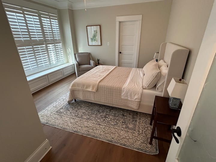 Спална соба на главно ниво со брачен кревет (широк 150-179 см) и простор за седење. Приватна бања.