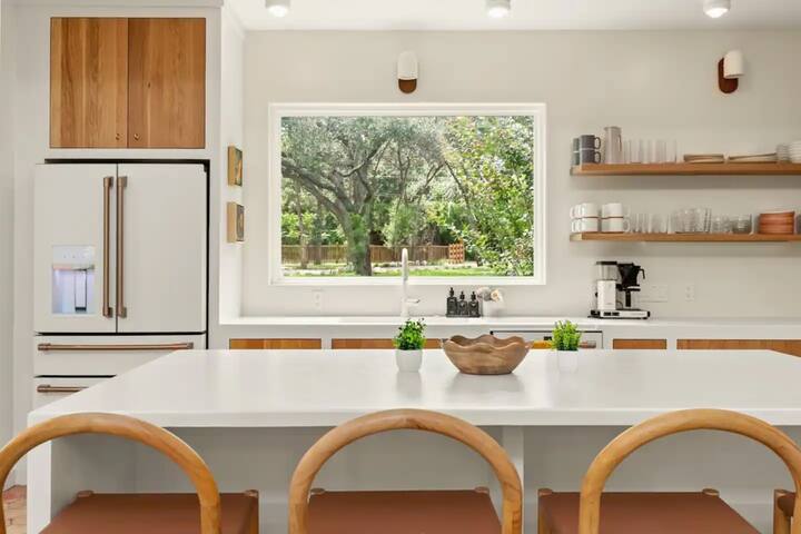 Lake Austin Luxury Waterfront/2 Docks/Sleeps 14 gallery image 4