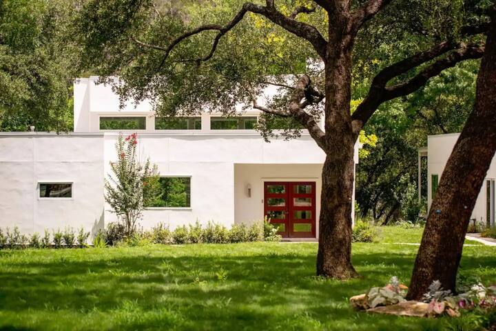 Lake Austin Luxury Waterfront/2 Docks/Sleeps 14 gallery image 2