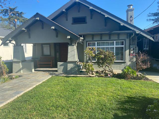 Luxury Glenview Retreat with Stunning Amenities gallery image 5