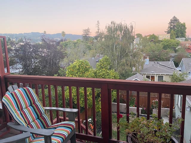 Luxury Glenview Retreat with Stunning Amenities gallery image 2