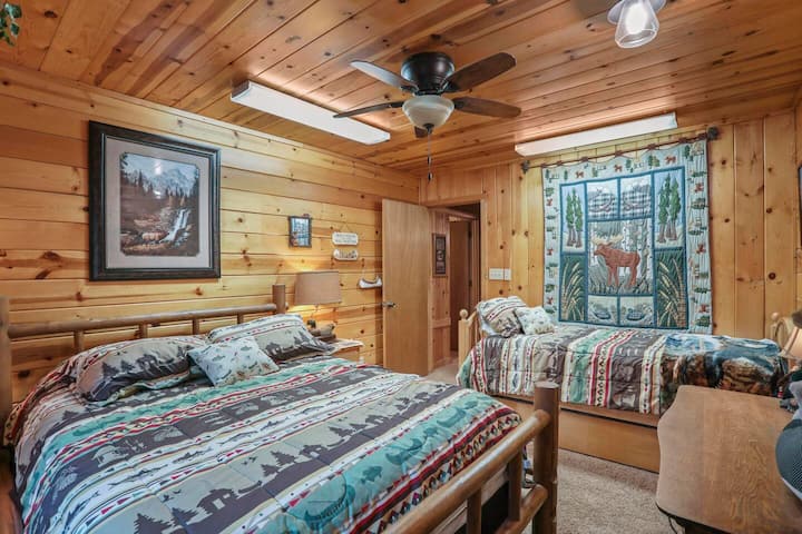 Lit queen size et lits gigognes jumeaux. Cette chambre peut accueillir 4 personnes !