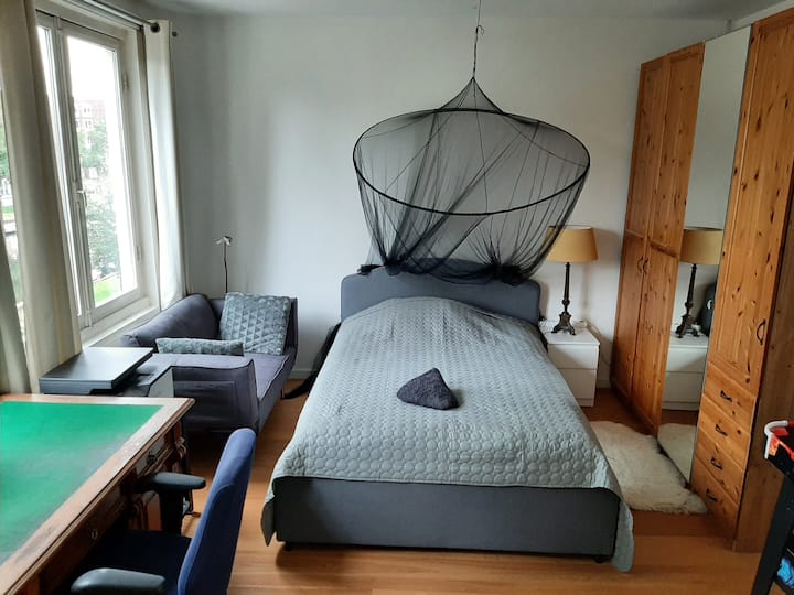 Dhoma e dytë e gjumit, krevati është 140 cm i gjerë.