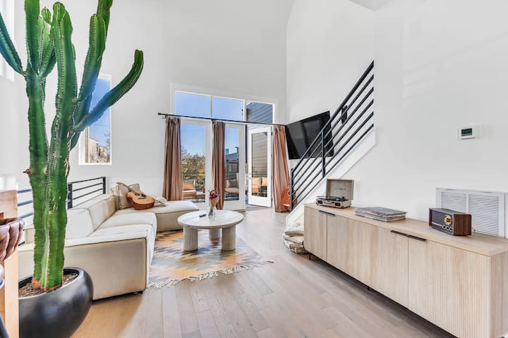 360° Rooftop Terrace, SkylineViews, Chefs Kitchen