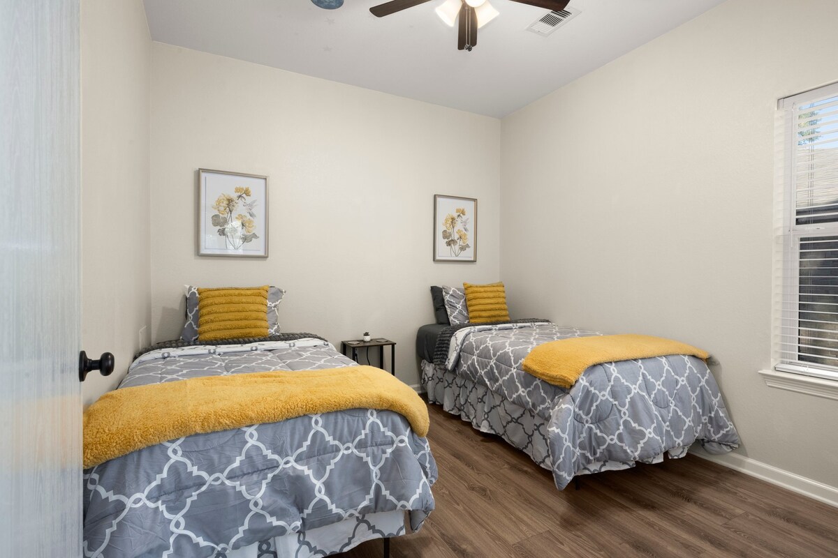 ~12" Gel Memory Foam Luxury Twin XLs Dyshekë
~ 2 komodina me stacionet e karikimit të telefonit celular