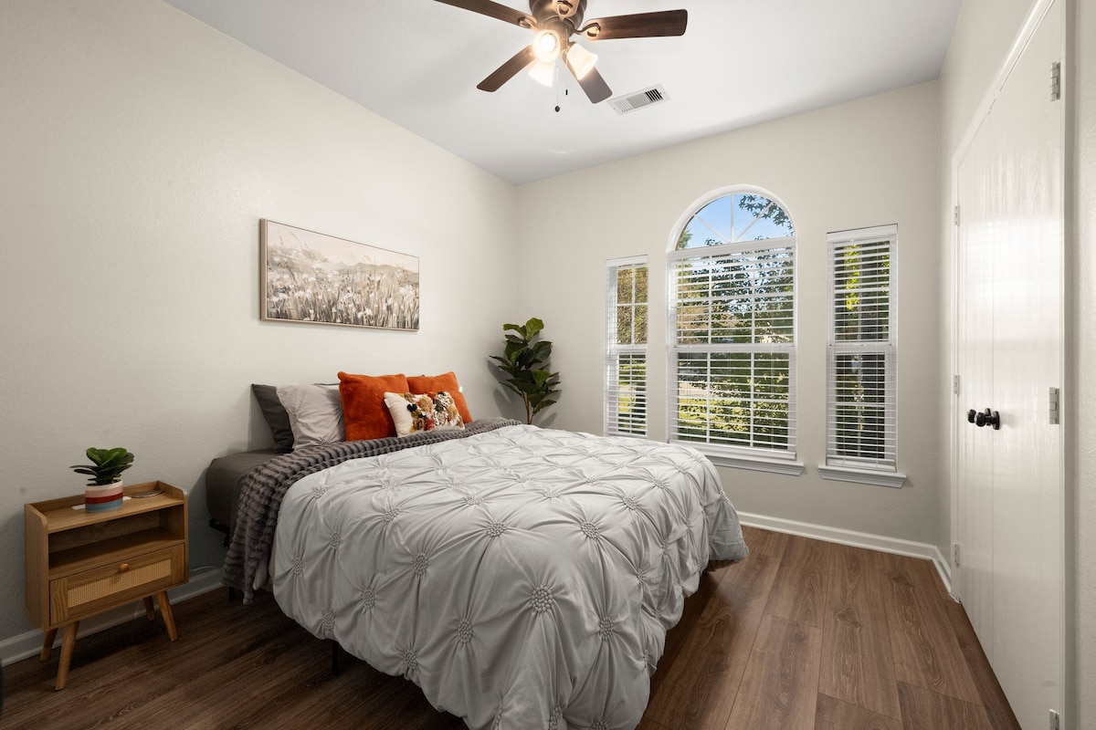 ~ Dhoma e dytë e gjumit w/ 12" Gel Memory Foam Luxury Queen Dyshek
~Ultra Plush Floral Pintuck Comforter
~2 komodina me Dock për karikimin e telefonit celular