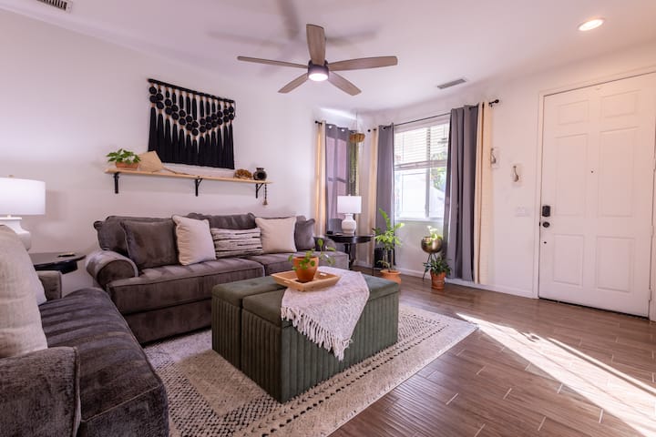 ห้องนั่งเล่นสไตล์โบฮีเมียนให้ความอบอุ่นและความคิดสร้างสรรค์ด้วยเฟอร์นิเจอร์หรูหราและไม่เข้ากันในโทนสีเอิร์ธโทน พรมเป็นชั้นๆหมอนอิงที่มีชีวิตชีวาและที่แขวนผนังมาคราเม่เพิ่มพื้นผิวในขณะที่ต้นไม้และแสงไฟอ่อนๆสร้างบรรยากาศที่อบอุ่นที่เต็มไปด้วยเอกลักษณ์