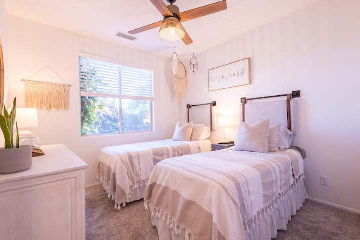 ห้องนอนที่ 1
เตียงแฝด 2 เตียง (1 เตียงเป็นเตียงคู่ XL)