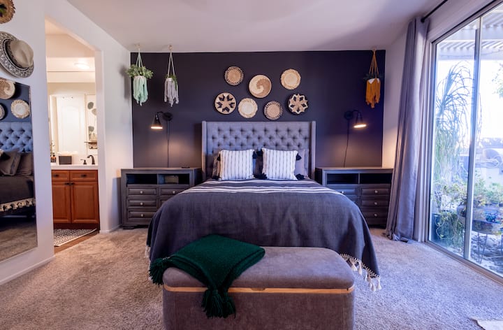 ห้องนอนใหญ่ 
เตียงควีนไซส์ 1 เตียงพร้อมห้องน้ำใหญ่ 