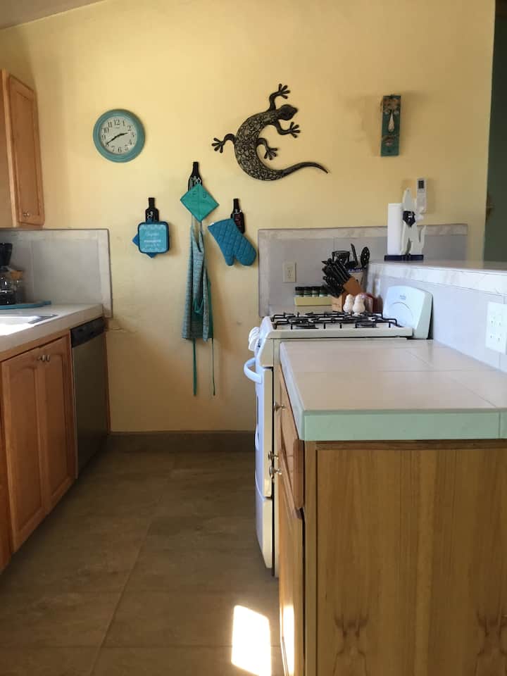 "mi Casa de Sonrisas" Beach Casita, w/full kitchen