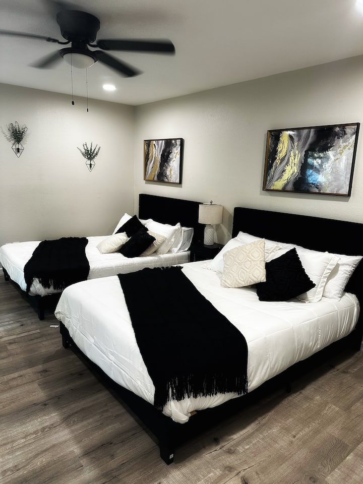 חדר השינה הראשי, הממוקם בקומה השנייה, כולל שתי מיטות קווין סייז.