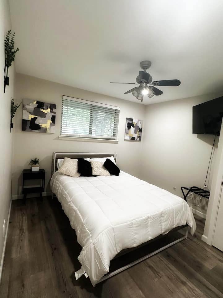 חדר השינה השני, הממוקם גם הוא בקומה השנייה, מציע מיטת קווין סייז, טלוויזיה 48 אינץ' ומאוורר תקרה לנוחיותכם.