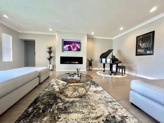 Cape Winelands Modern Villa gallery image 2