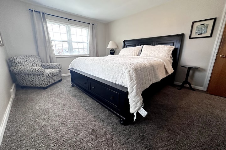 Lit king size avec matelas en mousse à mémoire de refroidissement Deam Cloud Premier, chaise de lecture confortable et grand placard et commode. Porte-bagages dans le placard et beaucoup de rangements dans la commode.