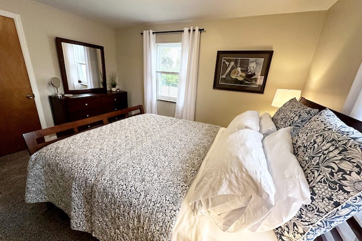 Lit queen size avec dressing.  Les bagages se tiennent dans le placard pour la vie des valises et beaucoup d'espace pour les longs séjours.