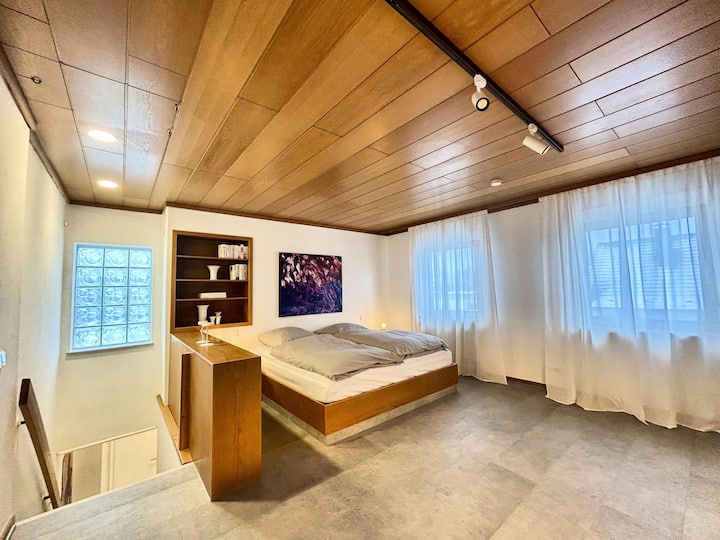 Amplio dormitorio principal con cama matrimonial (2 m) en la planta superior