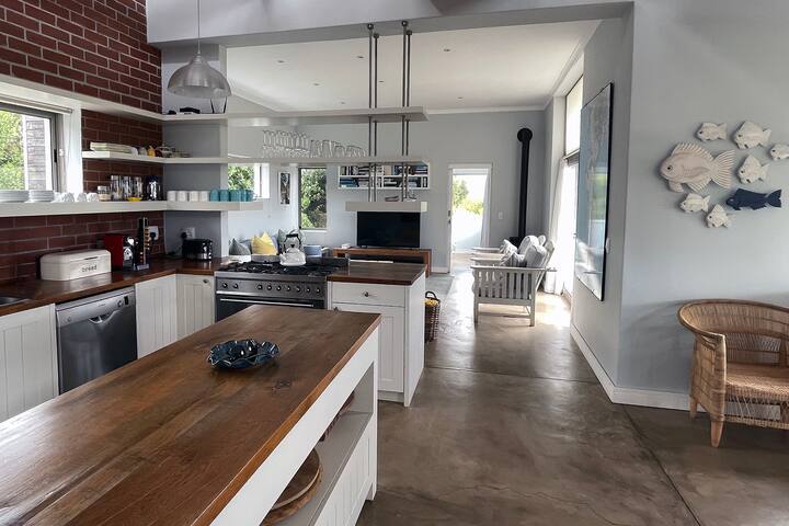 3 Bedroom Beach House in Scarborough gallery image 2