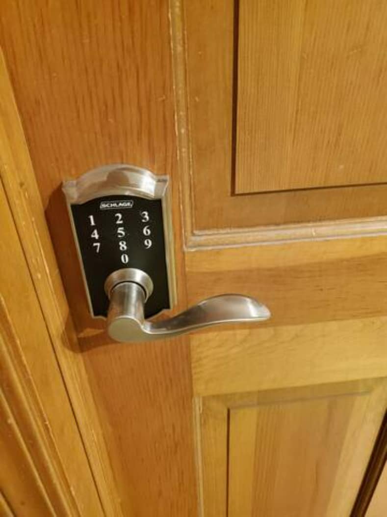 ล็อคประตูด้วยคีย์แพดเข้าห้องของคุณ