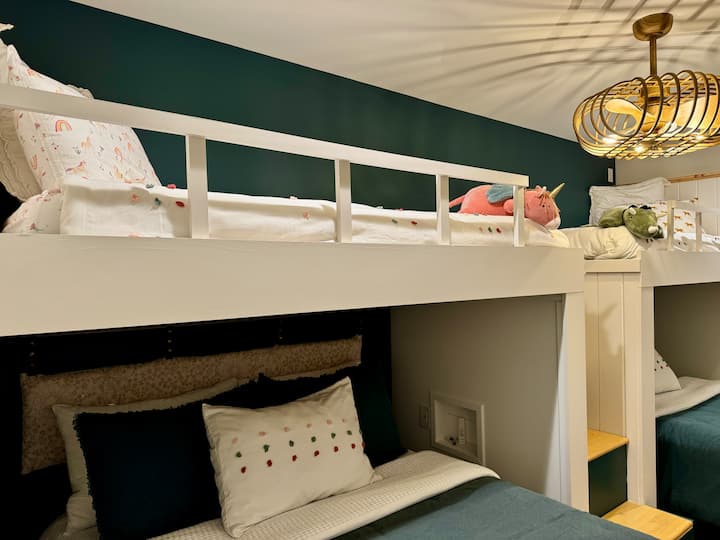 Prilagođena spavaća soba u prizemlju s 2 bračna kreveta (1,6x2) i 2 odvojena kreveta.