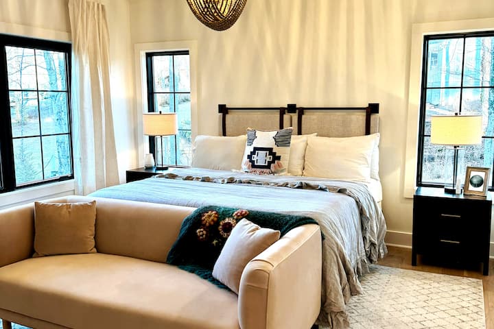 Uživajte u pogledu na jezero iz glavne spavaće sobe u prizemlju sa spojenom kupaonicom i bračnim krevetom.