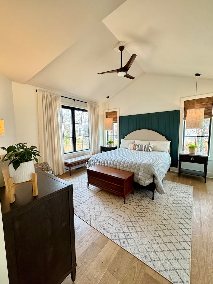 Uživajte u pogledu na jezero iz glavne spavaće sobe na glavnom katu s bračnim krevetom i vlastitom kupaonicom.