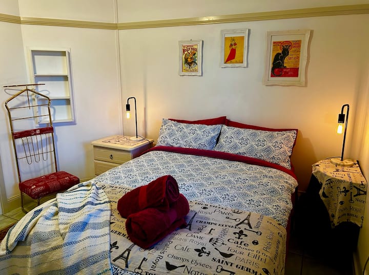 חדר שינה שני נוח עם מיטה זוגית, חימום ומזגן, תלייה ומקום למזוודות.