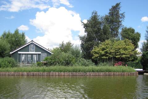 Idyllic cottage by the lake