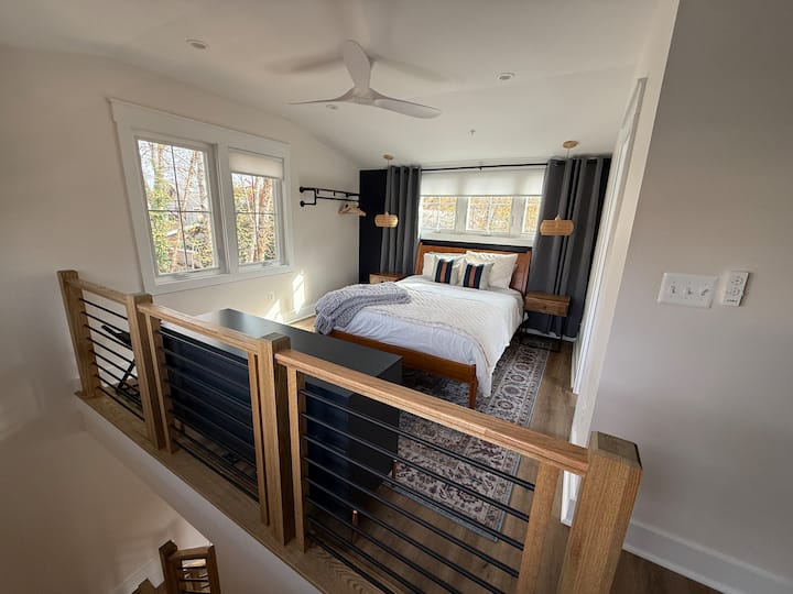 עלו במדרגות לקומה השנייה המוארת שבה תמצאו את חדר השינה הראשי, עם מיטת קווין פלטפורמה, שידה ומתלה בגדים עם קולבים. השתמשו במאוורר התקרה הנשלט מרחוק כדי להגדיר את הטמפרטורה בדיוק כמו שאתם אוהבים.