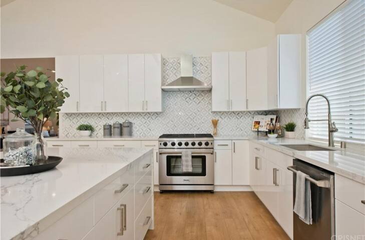 Stunning 5BD3.5BA in Encino w/ free EV charger gallery image 4