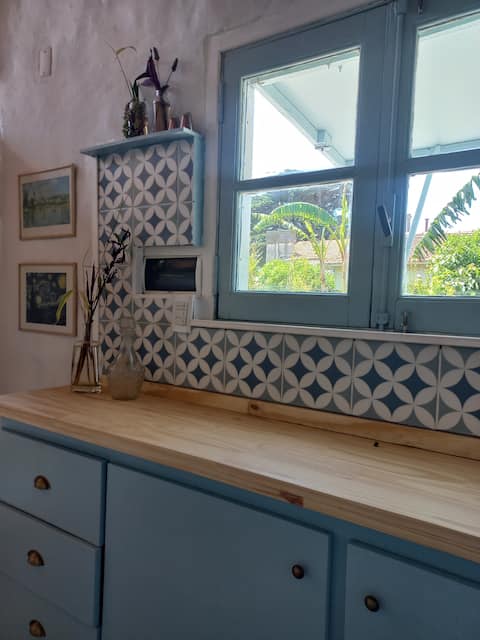 Anuncio de Airbnb popular: An eco-friendly house facing the sea en Alfar