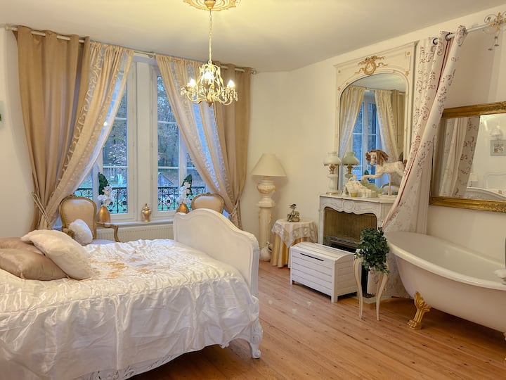 Стилна стая от 23 м² – вана и двойно легло в шикозна атмосфера