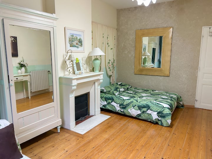 Стилна стая с двойно легло и самостоятелна баня – успокояваща и уютна атмосфера