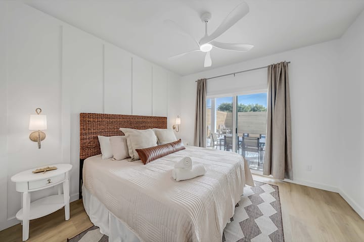 غرفة نوم رئيسية بسرير بمقاس كبير تقع في الطابق الأول. الوصول المباشر إلى الفناء/حمام السباحة. 