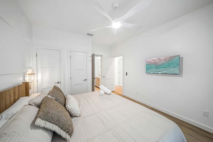 غرفة نوم في الطابق الأول بسرير بمقاس كبير. 