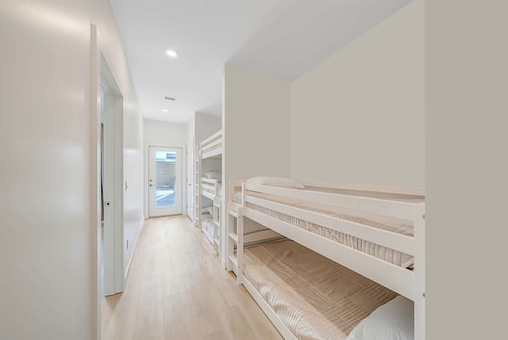 سرير بطابقين مع مرتبتين مزدوجتين، في الردهة.