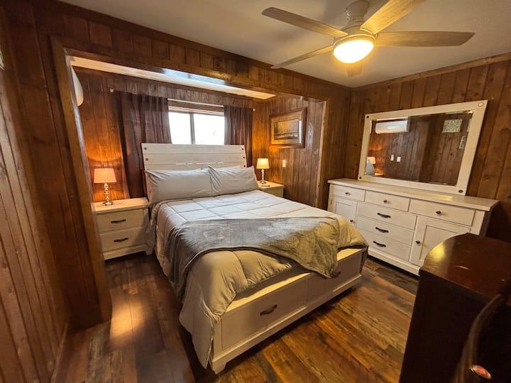 Habitación principal, espaciosa con mucho espacio de almacenamiento y privacidad. 