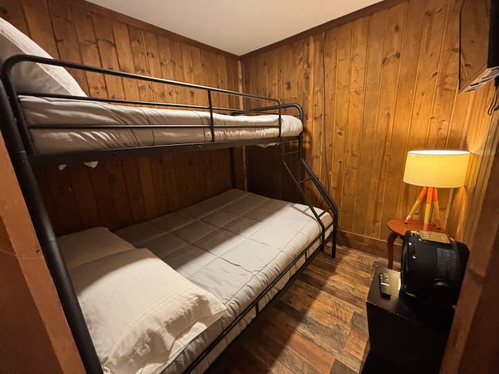 Segundo dormitorio pequeño con cama doble sobre cama de una plaza… ¡ideal para espacio adicional para dormir! 