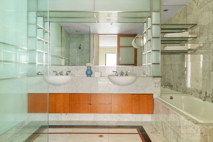 Stylish & Cozy 4BR Retreat with FREE Parking gallery image 4