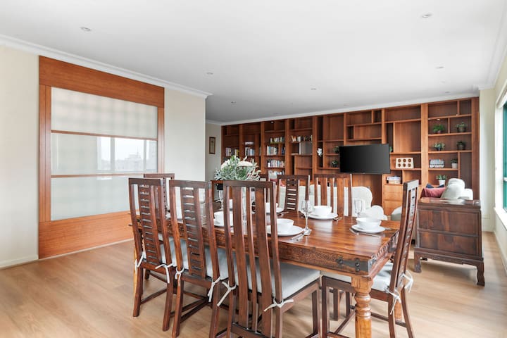 Stylish & Cozy 4BR Retreat with FREE Parking gallery image 2