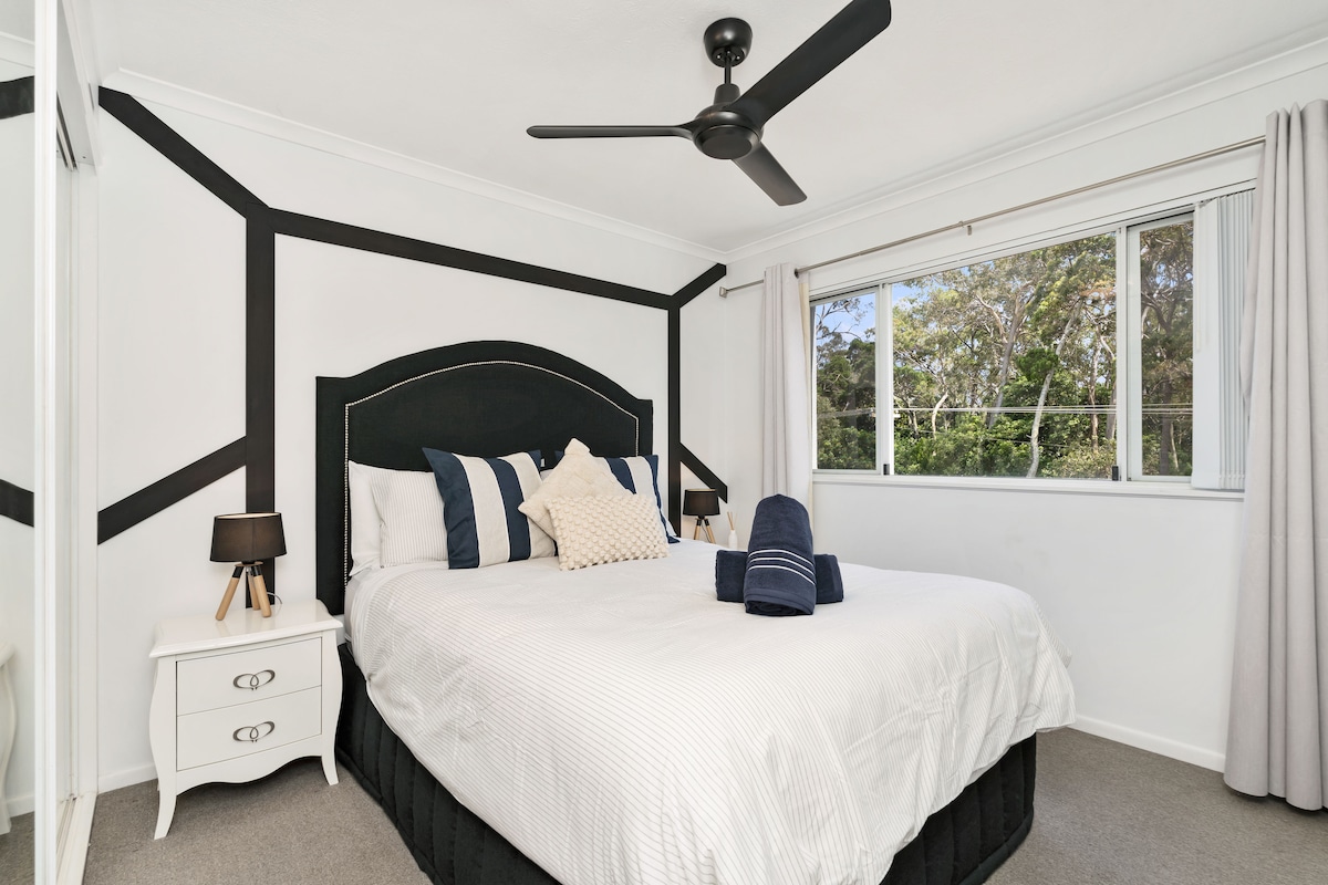 Seconf slaapkamer met zeer comfortabel bed, uitzicht op de Esplanade, airco, 42 inch gemonteerde tv, gordijnen, ventilator en kasten 