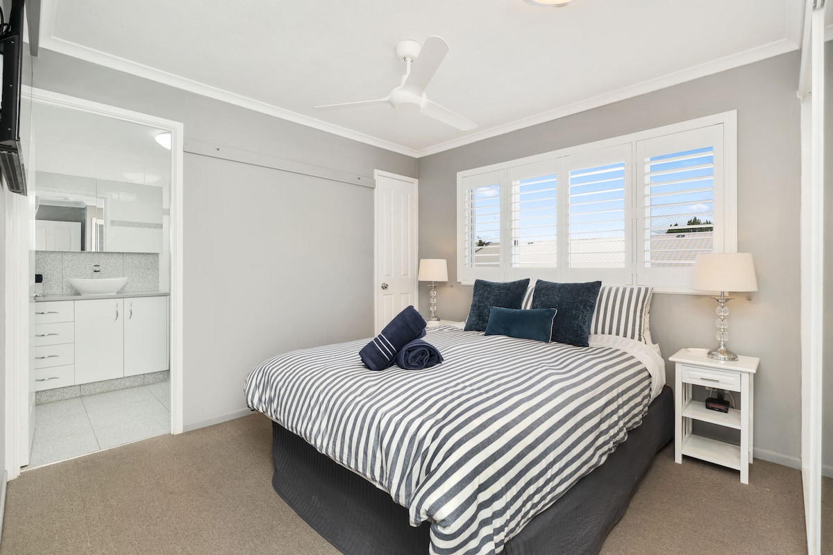 De hoofdslaapkamer heeft een queensize bed, plantage luiken, een 45 inch smart-tv aan de muur, airconditioning, plafondventilator en ingebouwde ins, evenals een eigen badkamer