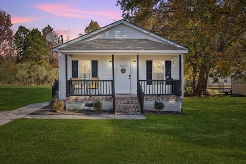 Wilson Centrally Located Charm: Up to 12 Guests