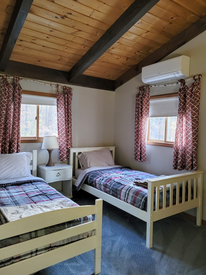 Quarto twin no andar de cima com armário e cômoda.