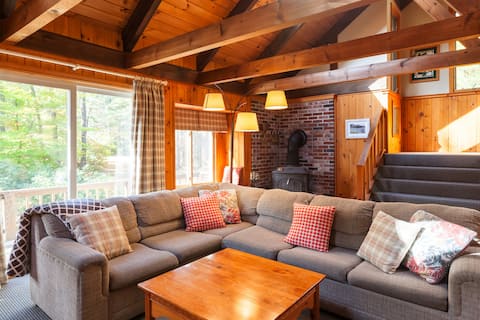 Cute cottage with lake access at beach club.