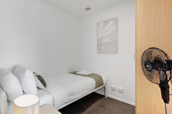 U ormaru ima dovoljno prostora za odlaganje vaših osobnih stvari u ovoj jednokrevetnoj sobi.