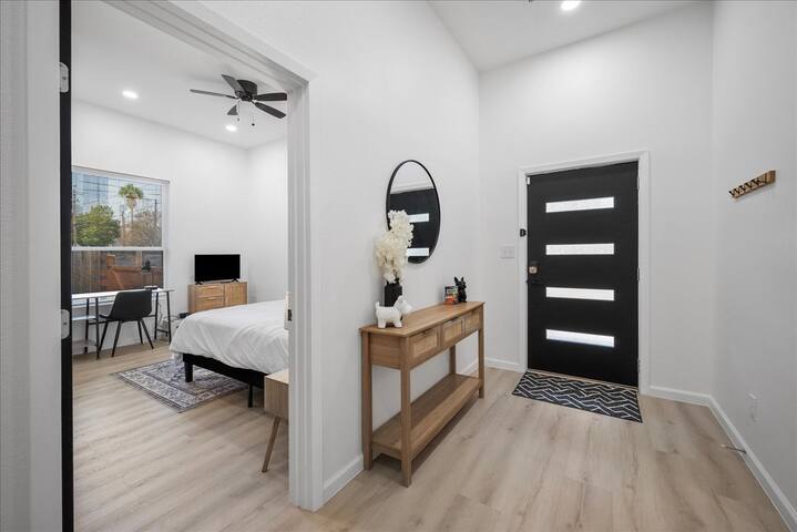 Main House + 2 Back Houses gallery image 2