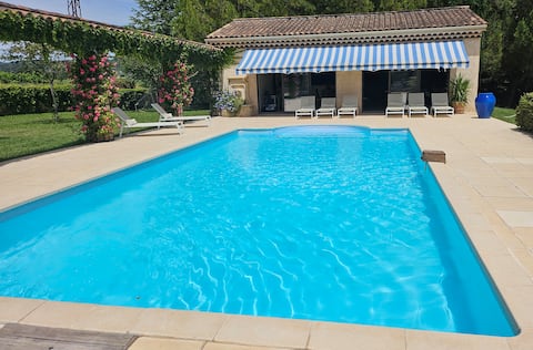 Air-conditioned villa with swimming pool and pool house