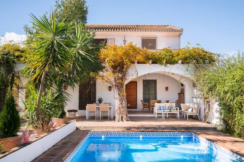 Buenos Días country house with a fireplace, barbecue and swimming pool