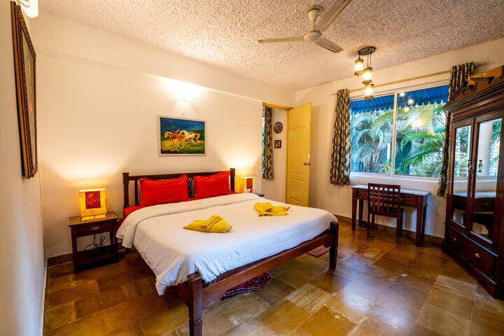"Bright and tidy bedroom featuring a relaxing ambiance, ideal for unwinding after a busy day."